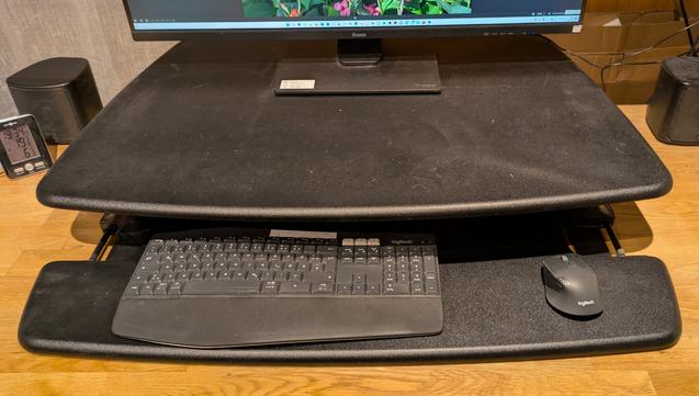 Schreibtischaufsatz mit Monitor, Maus, Tastatur