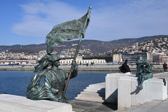 Trieste, Monumento del Bersagliere e delle Ragazze di Trieste. Foto scattata con Nikon Z50 e Nikkor Z 28mm f/2.8