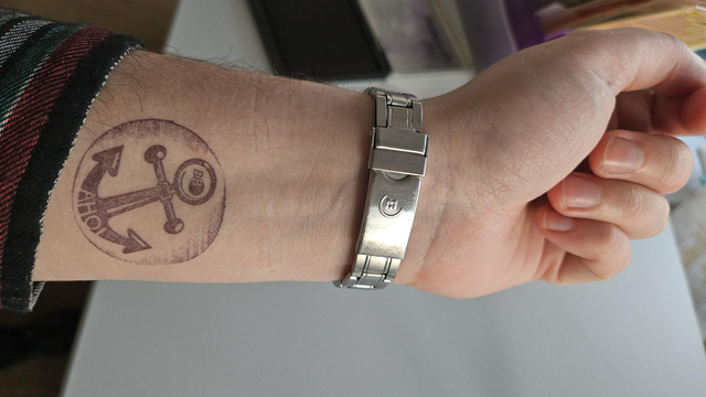 Arm mit Ahoi-Stempel