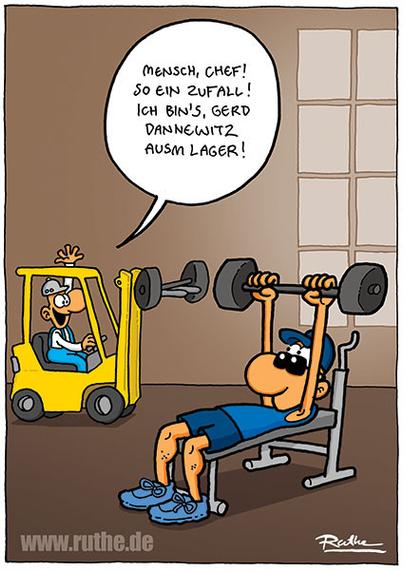 Im Gym. Ein Mann stemmt im Vordergrund eine Hantel und guckt irritiert zu einem Gabelstapler, der ebenfalls eine Hantel stemmt. Darin sitzt ein Mann, winkt freundlich und ruft: "Mensch, Chef! So ein Zufall! Ich bin's, Gerd Dannewitz ausm Lager!"