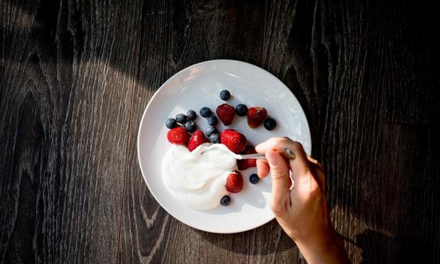 Un bol de fruta y yogur. (Gabriela Tulian)