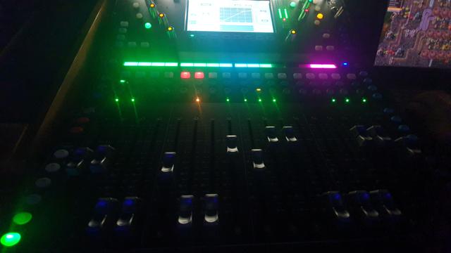 Allen Heath Mischpult in bunten Knöpfen, rechts Factaroi
