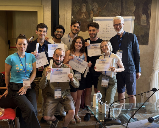 Team Hobbit posing together with Valentina Presutti (left) and Harald Sack (right), holding their certificates for the "Best Team" award, all smiling to the camera :)