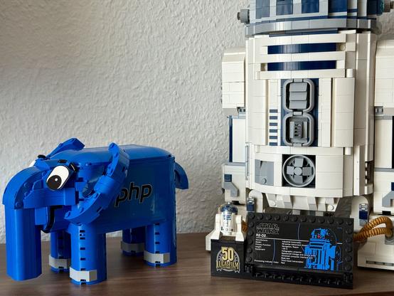 Lego elePHPant next to R2D2