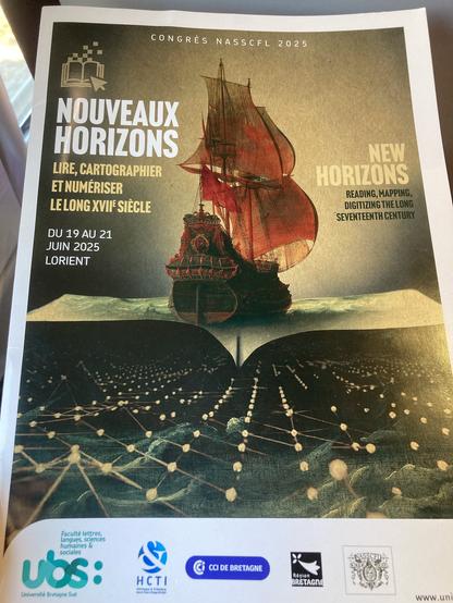 Photo de l’affiche du colloque : un bateau à voile d’allure ancienne aux voiles rouges est posé sur un livre ouvert. En bas, le décor est bleu ponctué de jaune. Le titre en français est inscrit en haut à gauche ; Nouveaux horizons. Le sous-titre en jaune est dessous : Lire, cartographier et numériser le XVIIe siècle