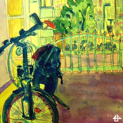 Aquarellierte Fineliner Zeichnung,  Vordergrund sehr detailliert mein Fahrrad mit grossen schwarzen Satteltaschen in einer Einfahrt. Ein schmiedeeisernes Tor trennt diese von der Strasse mit Balkon von Wohnhäusern, Bäumen und der Fassade eines Bürogebäudes