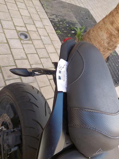 une notice verbalisation sous le siège d'une moto