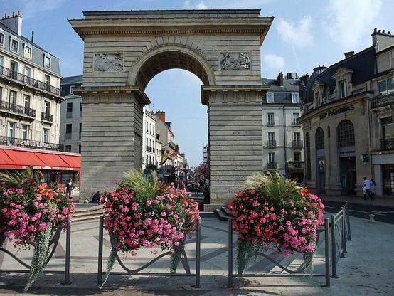 Porte Guillaume à #Dijon (#CôteDOr) Construction 4e quart XVIIIe siècle. Porte Guillaume : classement par arrêté du 27 juillet 1938. MARET Jean Philibert (architecte);CARISTIE Jacques (maître de l'oeuvre).
Suite 👉 https://monumentum.fr/monument-historique/pa00112433/dijon-porte-guillaume
#Patrimoine #MonumentHistorique
Photo CC-BY-SA 4.0 : Nikater