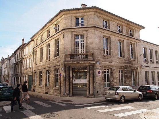 Immeuble à #Angoulême (#Charente) L'emplacement de ce quartier correspond à l'ancienne réserve de chasse du château d'Angoulême, lotie aux XVIIIe et XIXe siècles. De plan rectangulaire, cet immeuble est taillé ...
Suite 👉 https://monumentum.fr/monument-historique/pa00104214/angouleme-immeuble
#Patrimoine #MonumentHistorique
Photo CC-BY-SA 4.0 : Rosier