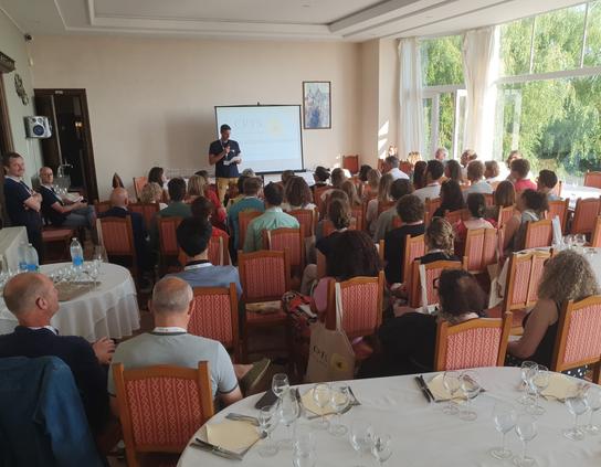 Clément Decaux, président, prend la parole devant une salle comble (aux chaises cossues)