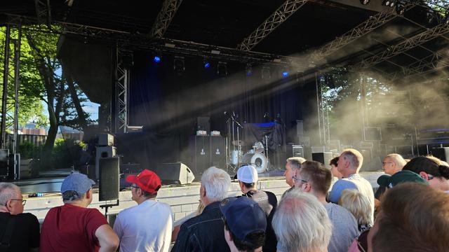 noch leere Bühne, vor der Bühne ein paar Zuschauer, Foto aus Reihe 4 aufgenommen.