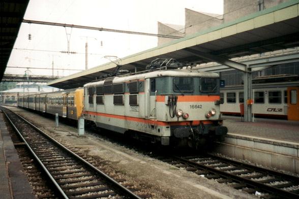 BB16642 et une rame de voitures RRR en gare de Luxembourg.