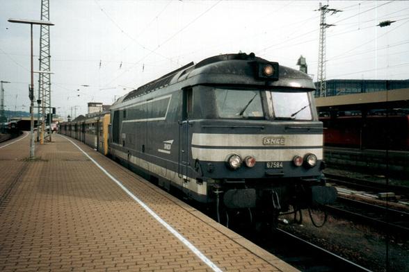 BB 67584 avec une rame de voitures RRR en gare de Saarbrücken-Hbf.
