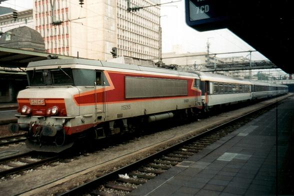 Un train vers Paris-Est au départ de Luxembourg mené par la la BB 15055.