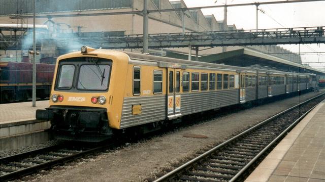Voiture pilote RRR de la région Lorraine en livrée jaune Mirabelle. A l'arrière plan, une locomotive série 900 des CFL crache une fumée épaisse... La passerelle au-dessus des quais existe toujours mais est beaucoup plus massive et le bâtiment à gauche a fait place à de nouveaux quais.
