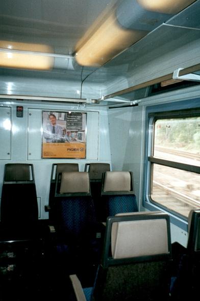 Intérieur de la voiture d'about d'une rame RRR de la SNCF.