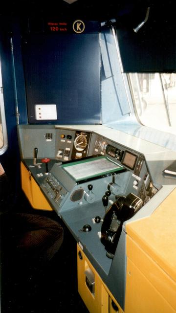 Poste de conduite d'une voiture pilote RRR de la SNCF.