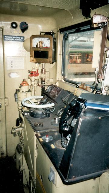Le poste de conduite d'une locomotive BB 16500 de la SNCF.