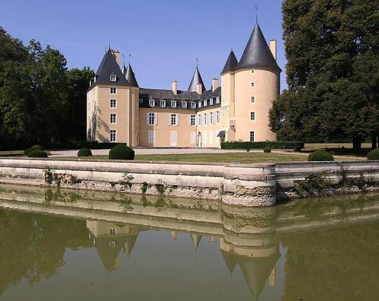 Château de la Forêt à #Thaumiers (#Cher) Le premier seigneur connu fut Jean de la Porte en 1243. Le château actuel remonte au XVe siècle. Il formait un carré avec quatre tours aux angles. Entouré de fossés, il ...
Suite 👉 https://monumentum.fr/monument-historique/pa00096912/thaumiers-chateau-de-la-foret
#Patrimoine #MonumentHistorique
Photo CC-BY-SA 4.0 : Manfred Heyde