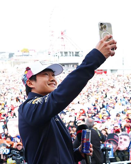 Yuki takes a selfie on stage at the Japan fan forum