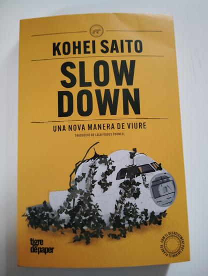 Portada del llibre Slow Down de Kohei Saito editat per Tigre de paper
