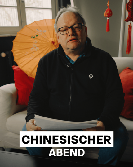 Ein Mann mit grauem Haar und Brille sitzt auf einem weißen Sofa und hält einige Papiere in den Händen. Er trägt eine schwarze Jacke mit einem kleinen Logo auf der Brust und blaue Jeans. Im Hintergrund ist ein orangefarbener chinesischer Papierschirm mit Blumenmustern zu sehen, sowie rote Dekorationen an der Wand, die auf eine chinesische Thematik hinweisen. Der Text "CHINESISCHER ABEND" ist in großen, weißen Buchstaben vor dem Mann platziert.

Bereitgestellt von @altbot, privat und lokal generiert mit Ovis2-8B, bearbeitet