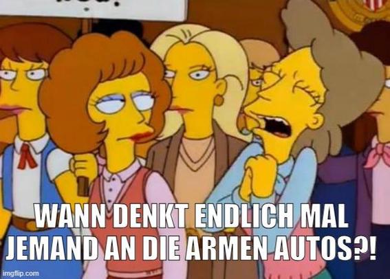 Meme. Mehrere Frauen stehen beieinander. Eine hat die Hände wie zum Gebet zusammengelegt und ruft leidend etwas aus. Die Szene stammt aus der Cartoonserie Die Simpsons. Der Text auf dem Bild lautet: „Wann denkt endlich mal jemand an die armen Autos?“