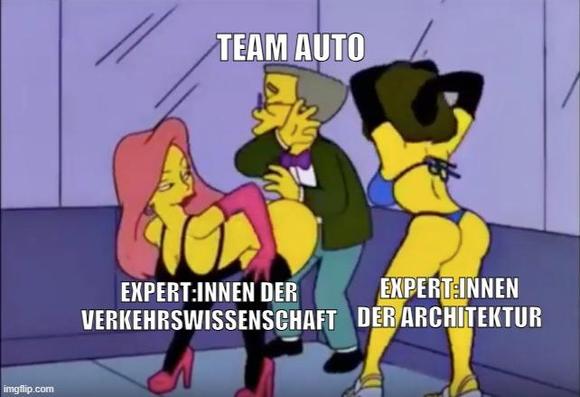 Meme. Zwei freizügig gekleidete Frauen tanzen sehr aufdringlich vor einem Mann. Dieser wendet sich angewidert ab. Die Szene stammt aus der Cartoonserie Die Simpsons. Die Frauen sind mit den Worten „Expert:innen der Wissenschaft“ und „Expert:innen der Architektur“ beschriftet, der Mann mit „Team Auto“.