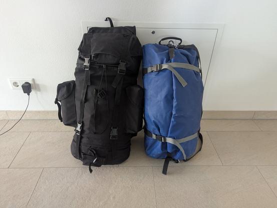 2 Taschen gepackt mit Boot und Zeltausrüstung für 2 Personen und Essen für 4 Tage