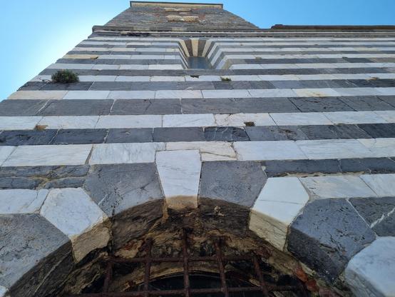 Kirche schwarz weißer Marmor von außen