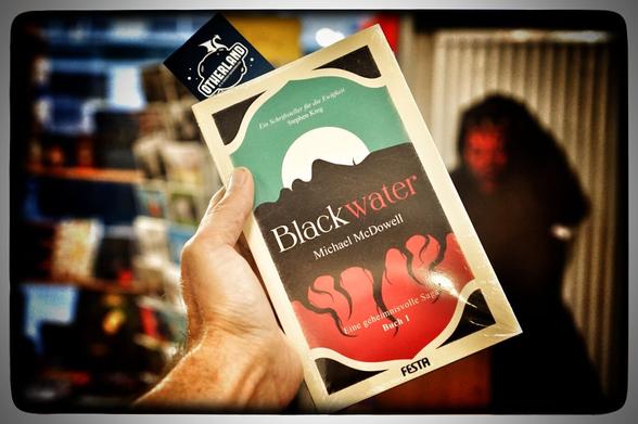 BLACKWATER - Eine geheimnisvolle Saga - Buch 1
von McDowell, Michael
Eine der besten unheimlichen Erzählungen aller Zeiten. Ein über mehrere Generationen verteiltes Familienfresko in 6 Büchern.

Die Blackwater-Saga gilt als eine der besten unheimlichen Erzählungen aller Zeiten. Ein über mehrere Generationen verteiltes Familienfresko.
Die Publikation war ein solcher Erfolg, dass sie Stephen King (ein Bewunderer der Werke von Michael McDowell) dazu inspirierte, The Green Mile ebenfalls in sechs Bänden zu veröffentlichen.

Blackwater ist anders als alles, was du je gelesen hast. Eine Familiensaga mit einer einzigartigen Atmosphäre schleichenden Grauens.
Blackwater erzählt von dem verschlafenen Perdido in Alabama und den Schrecken, die Elinor Dammert über die Familie Caskey und die Stadt bringt.

Blackwater Buch 1: Die Flut
Die mysteriöse Fremde, die bei einem Hochwasser am Ostersonntag 1919 in Perdido erscheint, wirkt liebenswürdig und charmant. Aber Elinors schönes Äußeres verbirgt ein s