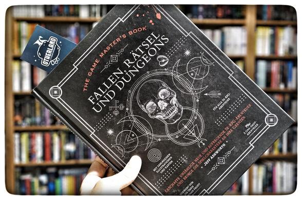 The Game Master’s Book: Fallen, Rätsel und Dungeons
von Jeff Ashworth

Erschaffe unzählige neue und aufregende 5e-RPG-Abenteuer und bringe die Spielcharaktere an ihre Grenzen

Der Quest war zu einfach? Die Fallen zu offensichtlich? Schluss damit! »The Game Master’s Book: Fallen, Rätsel und Dungeons« sorgt dafür, dass zukünftige Dungeon Crawls, Tempelplünderungen oder Einbrüche in Festungen zu spektakulären und unvergesslichen Erlebnissen werden. Mit über 60 herausfordernden Rätseln, 60 einzigartigen Fallen und 50 modularen Dungeon-Kammern stehen Spielleiter*innen in Zukunft unzählige Möglichkeiten zur Verfügung, um das Spielvergnügen auf eine neue Ebene und die Spieler*innen mit unberechenbaren Challenges an ihre Grenzen zu bringen. Noch mehr Spaß und Nervenkitzel für das nächste Rollenspiel-Abenteuer bietet zusätzliches Material wie aufwendige Illustrationen, beschriftete Lagepläne und drei One-Shot-Abenteuer.