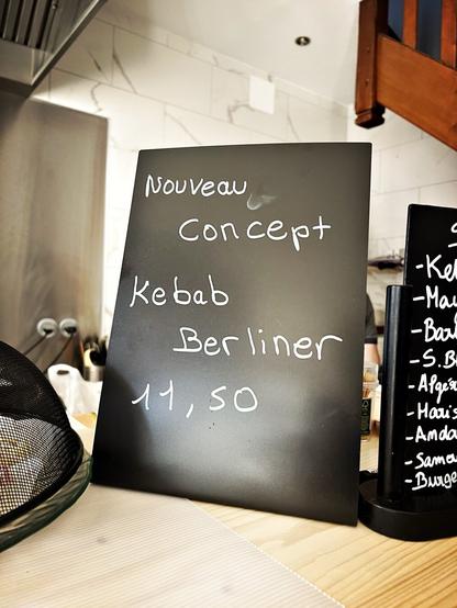 L’ardoise, sur le comptoir du Kebab, annonce fièrement : « Nouveau concept, Kebab Berliner, 11,50 »