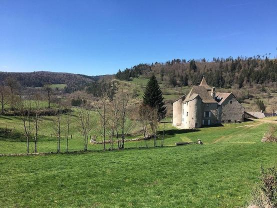Ancien château de Mercoeur, à Maillargues à #Allanche (#Cantal) Edifice du XVe siècle présentant une façade à deux étages. Un escalier en pierre monte le long de la partie inférieure de la façade. Un premier pa...
Suite 👉 https://monumentum.fr/monument-historique/pa00093428/allanche-ancien-chateau-de-mercoeur-a-maillargues
#Patrimoine #MonumentHistorique
Photo CC-BY-SA 4.0 : PrincipeGaleotto