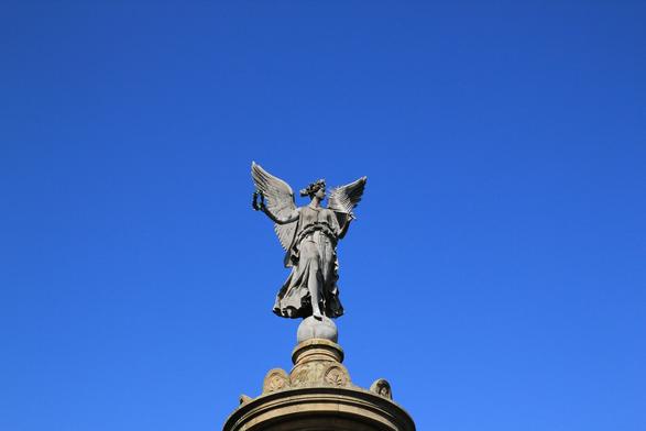 Siegessäule auf dem Siegburger Martplatz. Detailaufnahme der Göttin Victoria auf der Spitze der Säule.

Die Göttin mit Engelsflügeln hält einen Lorbeerkranz in der rechten und einen silbernen Palmwedel in der linken Hand.

Der Palmwedel war ursprünglich golden oder vergoldet und wurde vor einigen Jahren gestohlen.