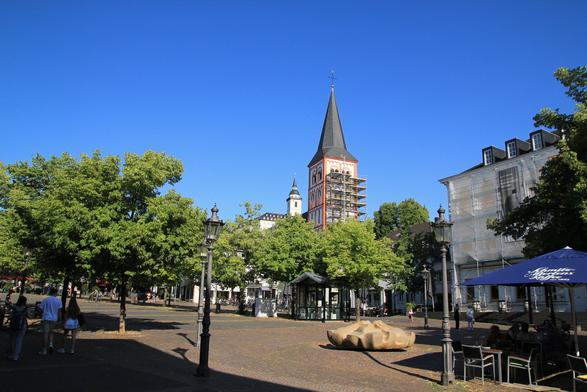 Siegburger Marktplatz mit Kirche und Abtei Michaelsberg im Hintergrund.

Die Abtei wurde auf dem Michaelsberg erbaut und ist das Wahrzeichen von Siegburg