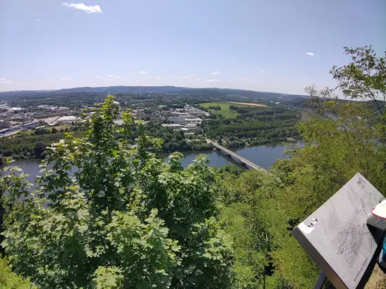 Gegenschuss von der Hohensyburg: Im Hintergrund die Brücke, von der das letzte Bild aufgenommen wurde. Im Vordergrund üppiges Strauchwerk und ein Teil des Plateaus, das die Aussichtsplattform darstellt. Das Denkmal für Kaiser Wilhelm ist mal nicht im Bild.