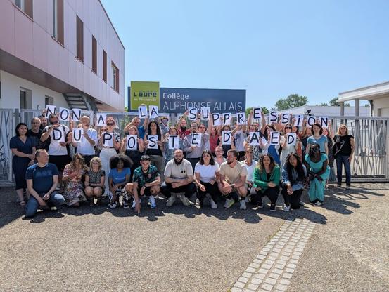 ensemble du personnel portant le message non à la suppression d'un poste d'aed
