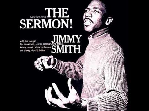 Pochette noire de The Sermon ! (Blue Note) de l'organiste Jimmy Smith où il ressort sous une lumière blanche, en pull, l'air de prêcher comme lors d'un sermon justement, les mains relevées en premier plan