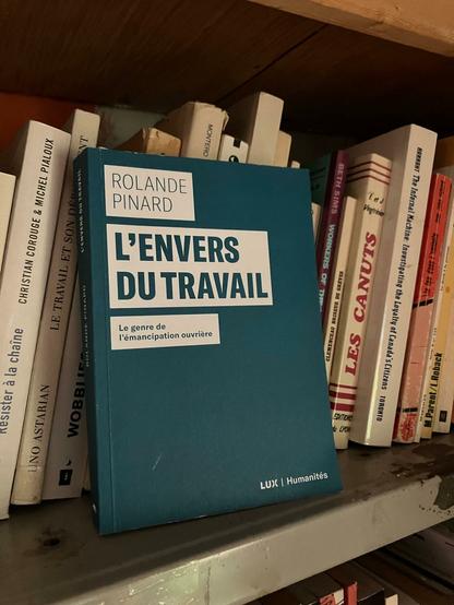 L'envers du travail, de Rolande Pinard disponible pour emprunt à DIRA.