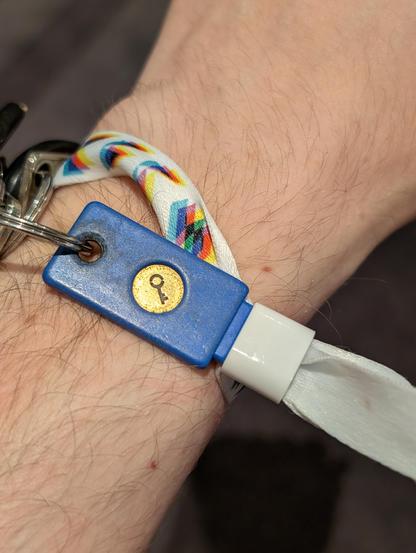 Yubikey in das Dings am Armband reingesteckt, was das Armband festhält