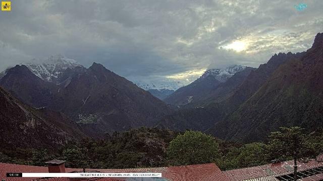 A wide view of several mountains, from left:

- Taboche (6,500 meters/21,325 feet)
- Mount Everest (8,848 meters/29,032 feet)
- Lhotse (8,516 meters/27,939 feet)
- Ama Dablam (6,814 meters/22,355 feet)