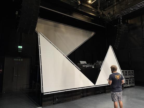 Front der Bühne im Aufbau mit custom Leinwänden für die Lounge Stage.