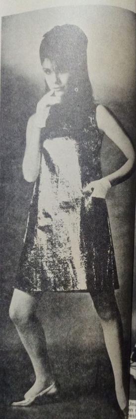 Modelo luciendo un vestido brillante con un diseño retro, característico de la moda de los años 60.