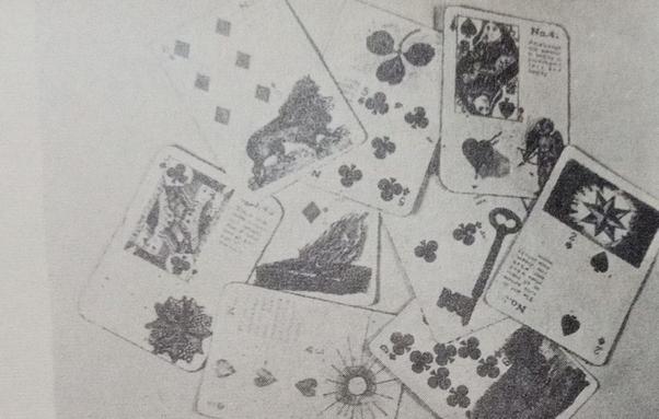 Un conjunto de cartas de tarot francés, mostrando diversos símbolos y figuras mitológicas, dispersas sobre una superficie. La imagen destaca la estética visual del mazo, representando elementos del arte y la mística.