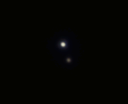 Alfa Centauri, estrella binaria fácil de resolver, a unos 8.96" de separación medidos en la imagen. El FWHM de la imagen es 1.5" lo cual es muy cercano al límite teórico de resolución del telescopio de 1.45". O sea que posiblemente se puedan resolver estrellas binarias de separaciones del orden del poder de resolución, lo cual es impresionante. La imagen super puntual, no parece sacada con un refractor de 80mm.