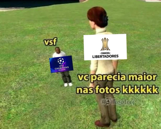 Hay dos hombres, uno grande (con el logo de la Copa Libertadores), y otro más pequeño (con el logo de la Champions League). El grande le dice al pequeño, en portugués: “vc parecia maior nas fotos kkkkkk”.