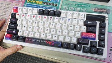 2インチ有機ELパネル搭載のゲーミングキーボード「ROG Azoth X Gaming Keyboard」が発売