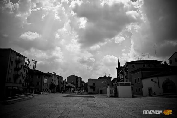 "Great minds are always feared by lesser minds."
~ Dan Brown

#Verona #Italia
.
.
.
#sonyalpha #a100
#architecture #photography #Italy #Europe #gooutside #lightroom #blackandwhite #monochrome #bwphotography #exploration #goexplore #wanderer #bw #streetphotography #blackandwhitephotography #urbanphotography #citystreets #quote