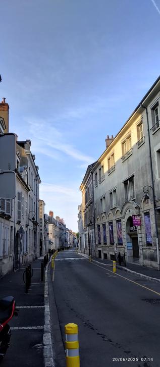 Photo d'une rue dans le matin